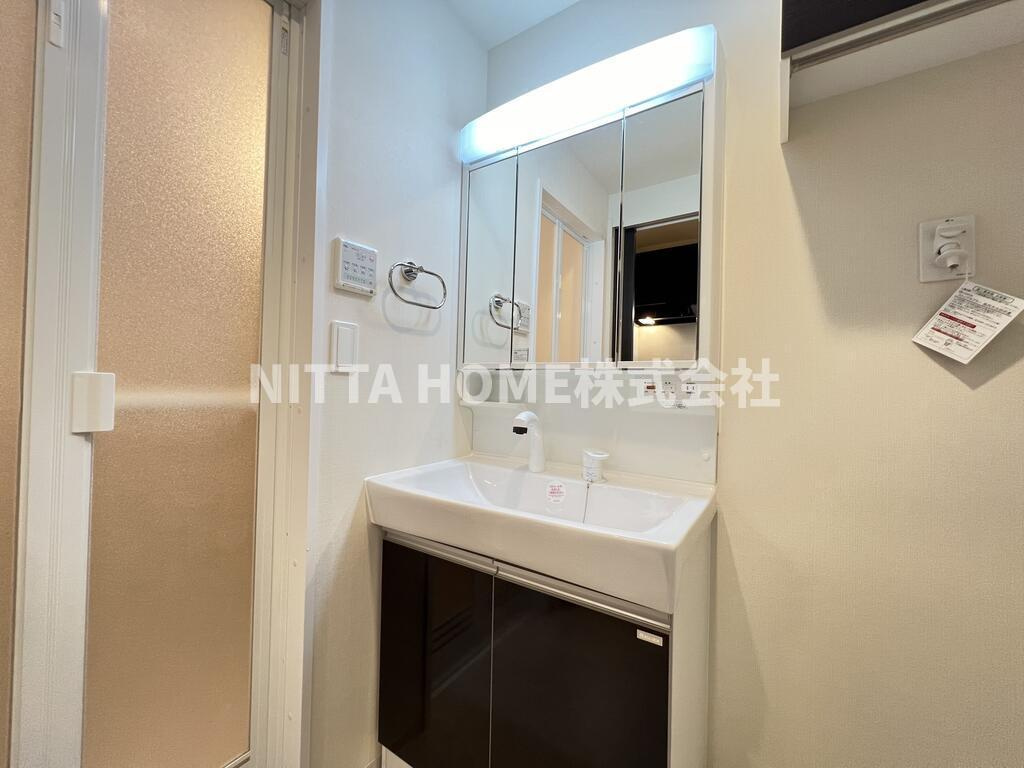 アマテラス（ＡＭＡＴＥＲＡＳＵ)の独立洗面台|3面鏡の洗面台で身支度はバッチリ◎