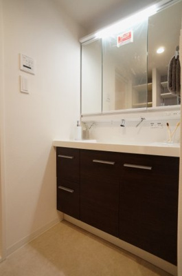 【独立洗面台】 | ラ・ベルティ小岩 | 新規洗面化粧台（LIXIL製）