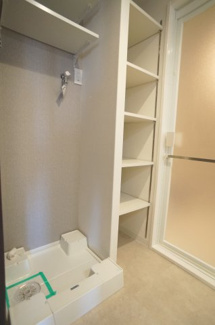 【ランドリースペース】 | ラ・ベルティ小岩 | 新規洗濯パン、収納棚