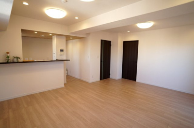 【居間・リビング】 | ラ・ベルティ小岩 | 16.5帖角部屋で、白を基調とした明るいリビングになります。