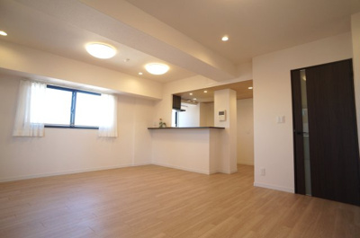 【居間・リビング】 | ラ・ベルティ小岩 | 16.5帖角部屋の2面採光の明るいリビングになります。