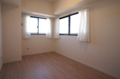 【洋室】 | ラ・ベルティ小岩 | 洋室5.4帖明るい角部屋になります。