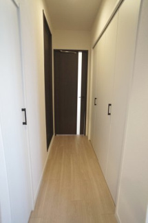 【設備】 | ラ・ベルティ小岩 | 白を基調とした明るい廊下になります。