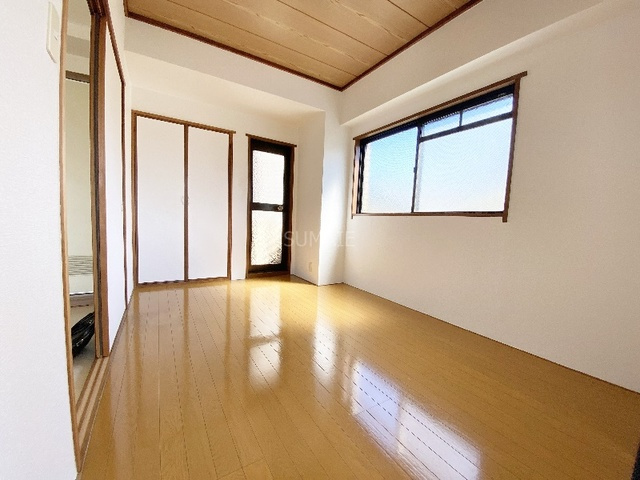 冨田ビルの居間・リビング|寝室です☆