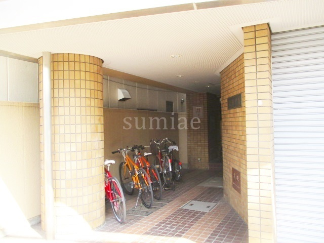 冨田ビルのエントランス|建物正面です☆