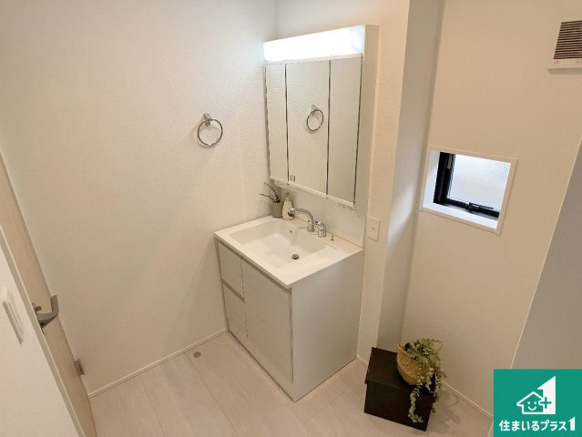 加古川市西神吉町岸　新築一戸建ての独立洗面台|清潔感のある洗面台です。フラットな鏡は掃除がしやすく毎日清潔！鏡裏には収納があるのでスッキリとした洗面台が保てます。