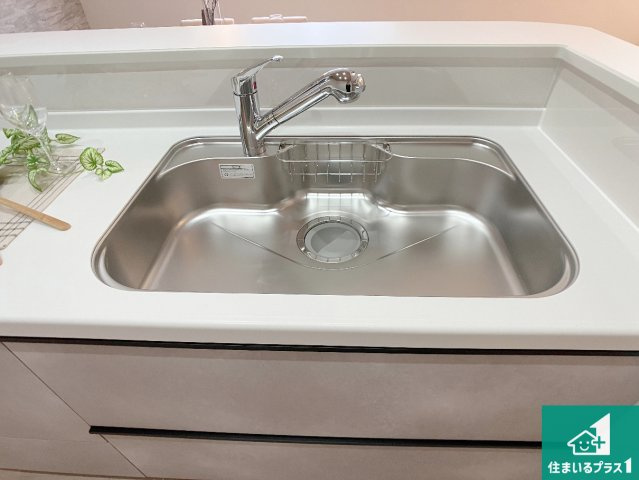 加古川市西神吉町岸　新築一戸建ての設備|蛇口の先端に浄水器を内蔵しています！原水と浄水、お湯と冷水、シャワーの切替えがワンタッチなので用途によって使い分けられます。