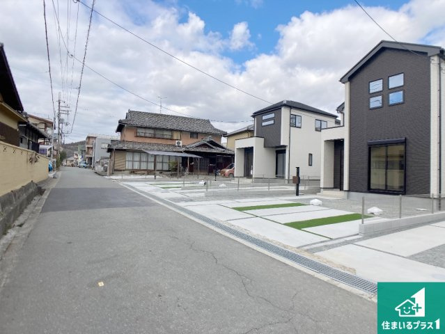 加古川市西神吉町岸　新築一戸建ての前面道路含む現地写真|周辺は閑静な住宅街！前面道路広々で車の出し入れも便利です。駐車が苦手な方でも安心して車庫入れできます！
