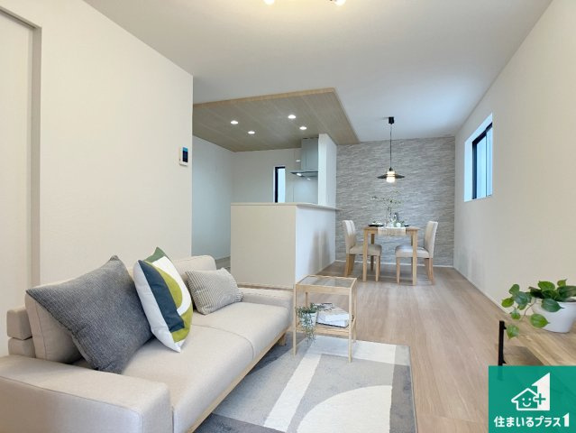 加古川市西神吉町岸　新築一戸建ての居間・リビング|日当たり良好の明るいリビングで朝の目覚めもスッキリできそう！対面キッチンでご家族のコミュニケーションも自然と増える設計！小さなお子様が遊ぶスペースを作っても広々とくつろげるLDK！