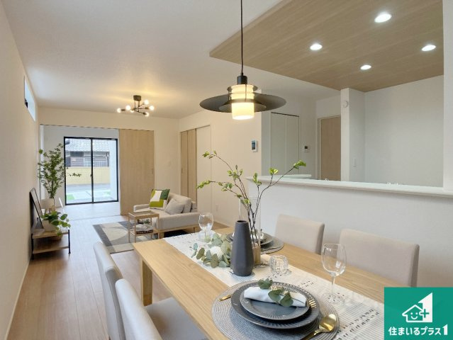 加古川市西神吉町岸　新築一戸建ての居間・リビング|子供を見守りながらお料理が出来るため家族のコミュニケーションか増えます♪スペースが広く確保されている為お子様が大きくなったときは一緒に料理を楽しめます♪