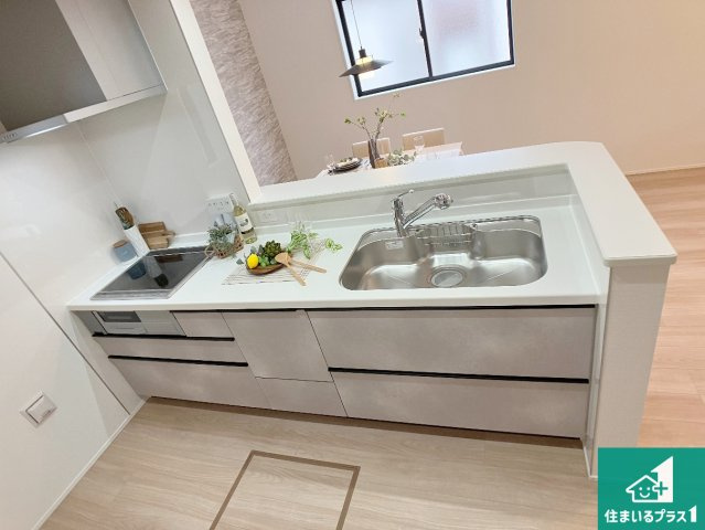 加古川市西神吉町岸　新築一戸建てのキッチン|明るいリビングで朝の目覚めもスッキリできそう！対面キッチンでご家族のコミュニケーションも自然と増える設計！小さなお子様が遊ぶスペースを作っても広々とくつろげるLDK！