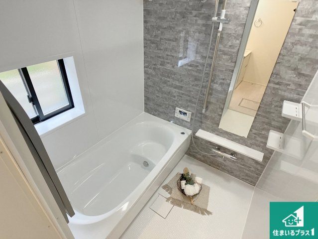 加古川市西神吉町岸　新築一戸建ての浴室|足をゆったり伸ばして寛げる浴槽です。窓が設けられていますので差し込む光が明るく穏やかな雰囲気にしてくれます♪浴室乾燥機も設置しているので、雨の日の洗濯物も安心です♪