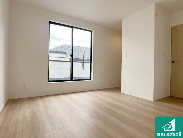 加古川市西神吉町岸　新築一戸建ての洋室|寝室は心地よい眠りについてもらいたくて、シンプルかつ開放的な空間な設計にしています！大きな窓から差し込む日が心地いいです♪