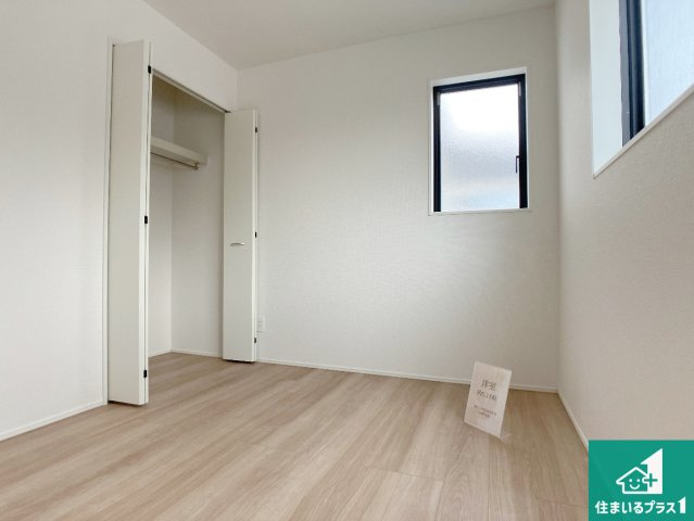 加古川市西神吉町岸　新築一戸建ての洋室|収納スペースが充実しているので子供の成長に合わせてたくさん収納ができます！家族構成に合わせた様々な活用ができる収納！