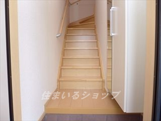 広島市安佐北区可部南１丁目のアパートの玄関|ミラー付き大型シューズボックス