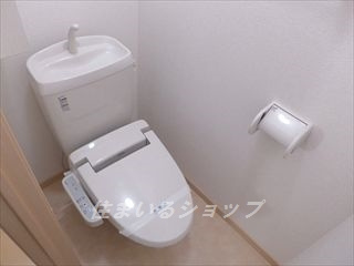 広島市安佐北区可部南１丁目のアパートのトイレ|シャワートイレ・収納棚あり