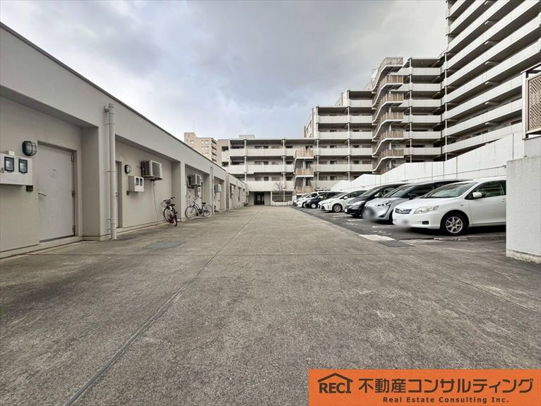 阪急西宮マンションの駐車場