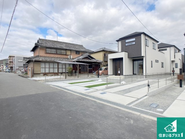 加古川市西神吉町岸　新築一戸建ての前面道路含む現地写真|周辺は閑静な住宅街！前面道路広々で車の出し入れも便利です。駐車が苦手な方でも安心して車庫入れできます！