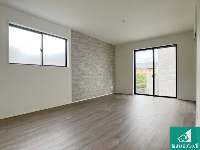 加古川市西神吉町岸　新築一戸建ての居間・リビング|日当たり良好の明るいリビングで朝の目覚めもスッキリできそう！対面キッチンでご家族のコミュニケーションも自然と増える設計！小さなお子様が遊ぶスペースを作っても広々とくつろげるLDK！