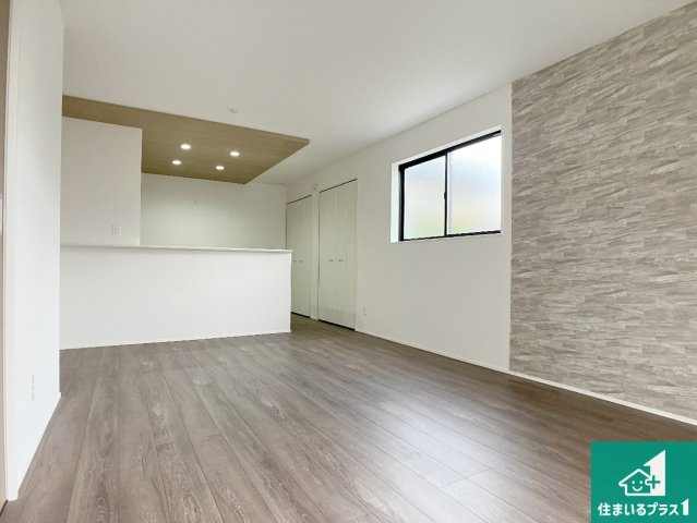 加古川市西神吉町岸　新築一戸建ての居間・リビング|子供を見守りながらお料理が出来るため家族のコミュニケーションか増えます♪スペースが広く確保されている為お子様が大きくなったときは一緒に料理を楽しめます♪