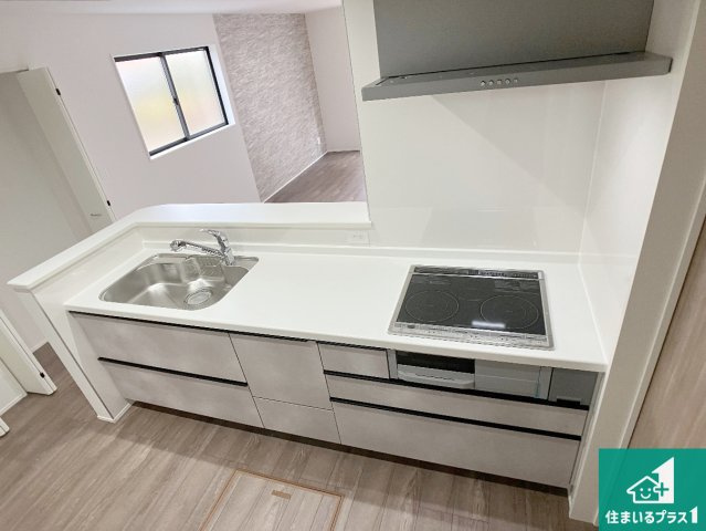 加古川市西神吉町岸　新築一戸建てのキッチン|明るいリビングで朝の目覚めもスッキリできそう！対面キッチンでご家族のコミュニケーションも自然と増える設計！小さなお子様が遊ぶスペースを作っても広々とくつろげるLDK！