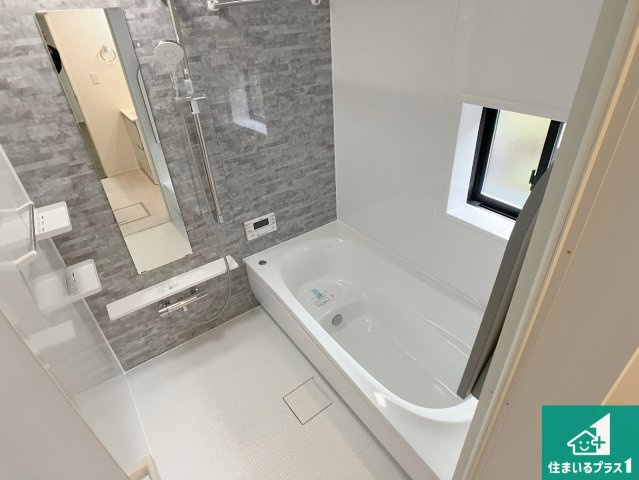 加古川市西神吉町岸　新築一戸建ての浴室|足をゆったり伸ばして寛げる浴槽です。窓が設けられていますので差し込む光が明るく穏やかな雰囲気にしてくれます♪浴室乾燥機も設置しているので、雨の日の洗濯物も安心です♪