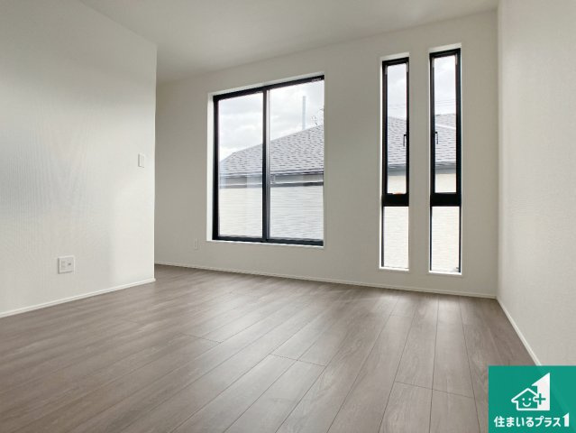 加古川市西神吉町岸　新築一戸建ての洋室|寝室は心地よい眠りについてもらいたくて、シンプルかつ開放的な空間な設計にしています！大きな窓から差し込む日が心地いいです♪