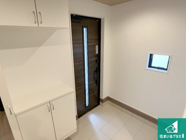 加古川市西神吉町岸　新築一戸建ての玄関|シューズボックスにはたくさんの靴が収納できるので玄関周りはいつもスッキリ！ご家族が増えても安心！