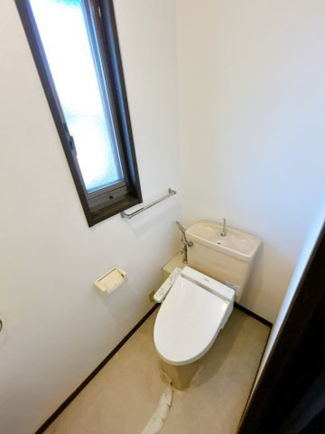 小山市中久喜5丁目　中古戸建のトイレ