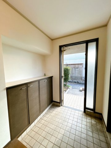 小山市中久喜5丁目　中古戸建の玄関