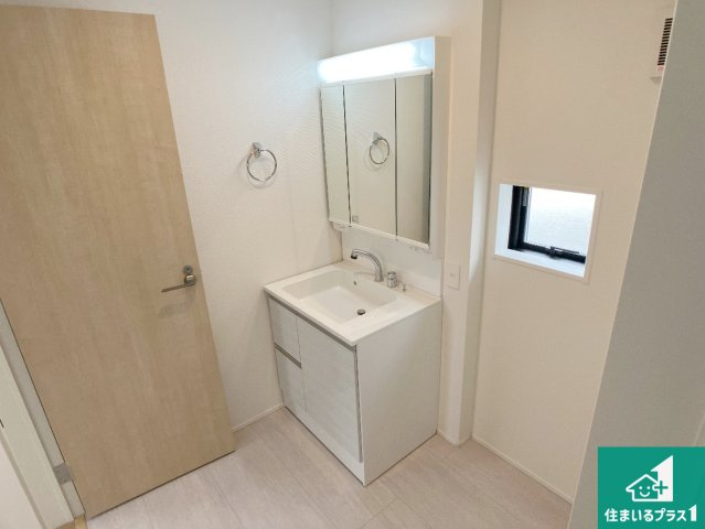 加古川市西神吉町岸　新築一戸建ての独立洗面台|清潔感のある洗面台です。フラットな鏡は掃除がしやすく毎日清潔！鏡裏には収納があるのでスッキリとした洗面台が保てます。