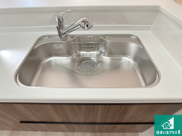 加古川市西神吉町岸　新築一戸建ての設備|蛇口の先端に浄水器を内蔵しています！原水と浄水、お湯と冷水、シャワーの切替えがワンタッチなので用途によって使い分けられます。