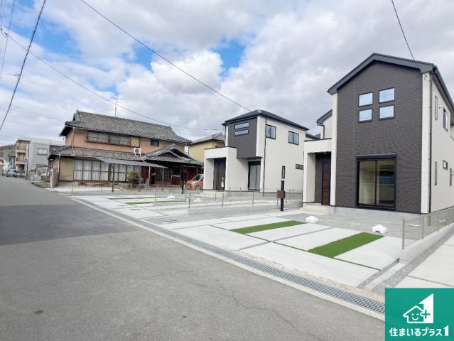 加古川市西神吉町岸　新築一戸建ての前面道路含む現地写真|周辺は閑静な住宅街！前面道路広々で車の出し入れも便利です。駐車が苦手な方でも安心して車庫入れできます！