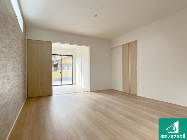 加古川市西神吉町岸　新築一戸建ての居間・リビング|日当たり良好の明るいリビングで朝の目覚めもスッキリできそう！対面キッチンでご家族のコミュニケーションも自然と増える設計！小さなお子様が遊ぶスペースを作っても広々とくつろげるLDK！