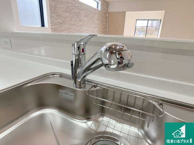 加古川市西神吉町岸　新築一戸建ての設備|浄水器を内蔵！炊飯時、お茶を作る時に安心してお水を使えます！お湯と冷水、浄水と原水、シャワーの切替えもワンタッチです！