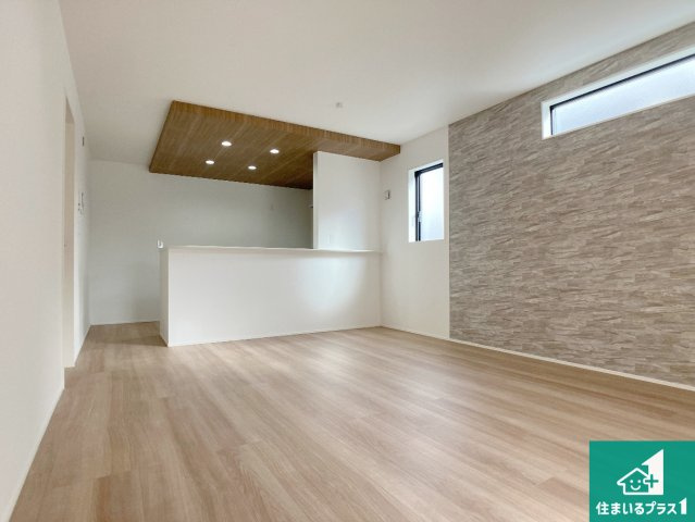 加古川市西神吉町岸　新築一戸建ての居間・リビング|子供を見守りながらお料理が出来るため家族のコミュニケーションか増えます♪スペースが広く確保されている為お子様が大きくなったときは一緒に料理を楽しめます♪