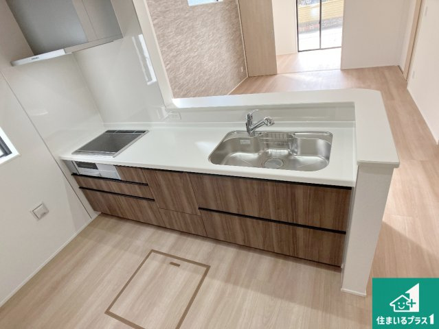 加古川市西神吉町岸　新築一戸建てのキッチン|明るいリビングで朝の目覚めもスッキリできそう！対面キッチンでご家族のコミュニケーションも自然と増える設計！小さなお子様が遊ぶスペースを作っても広々とくつろげるLDK！