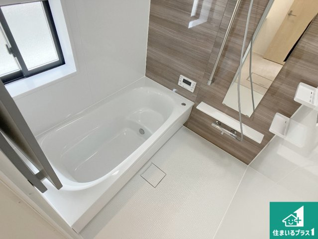 加古川市西神吉町岸　新築一戸建ての浴室|足をゆったり伸ばして寛げる浴槽です。窓が設けられていますので差し込む光が明るく穏やかな雰囲気にしてくれます♪浴室乾燥機も設置しているので、雨の日の洗濯物も安心です♪