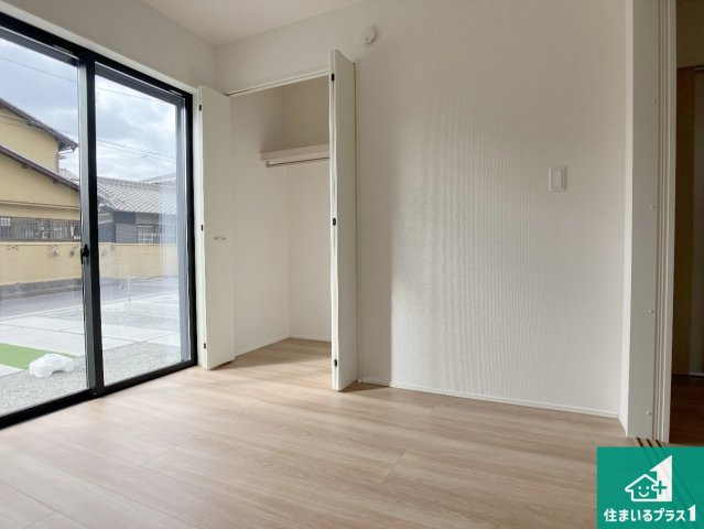 加古川市西神吉町岸　新築一戸建ての洋室|寝室は心地よい眠りについてもらいたくて、シンプルかつ開放的な空間な設計にしています！大きな窓から差し込む日が心地いいです♪