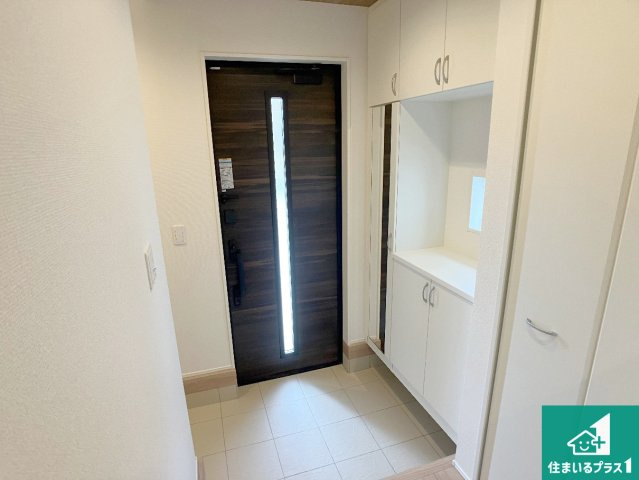 加古川市西神吉町岸　新築一戸建ての玄関|シューズボックスにはたくさんの靴が収納できるので玄関周りはいつもスッキリ！ご家族が増えても安心！