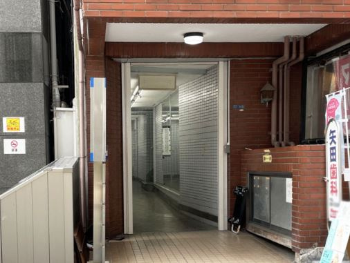 第一シルバービルのエントランス