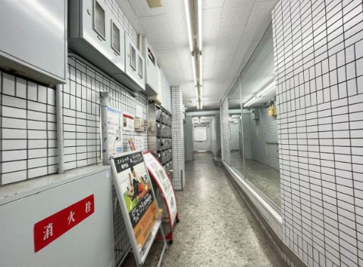 第一シルバービルのエントランス