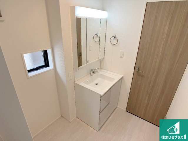 加古川市西神吉町岸　新築一戸建ての独立洗面台|清潔感のある洗面台です。フラットな鏡は掃除がしやすく毎日清潔！鏡裏には収納があるのでスッキリとした洗面台が保てます。