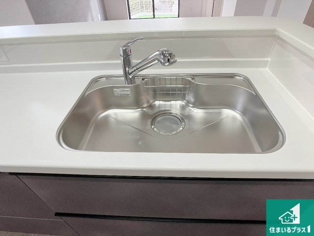 加古川市西神吉町岸　新築一戸建ての独立洗面台|清潔感のある洗面台です。フラットな鏡は掃除がしやすく毎日清潔！ホースは引き出して使えるので洗顔やお掃除の際に便利です！