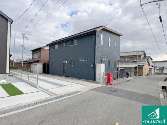 加古川市西神吉町岸　新築一戸建ての前面道路含む現地写真|周辺は閑静な住宅街！前面道路広々で車の出し入れも便利です。駐車が苦手な方でも安心して車庫入れできます！