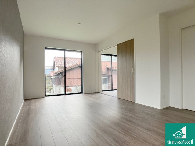 加古川市西神吉町岸　新築一戸建ての居間・リビング|日当たり良好の明るいリビングで朝の目覚めもスッキリできそう！対面キッチンでご家族のコミュニケーションも自然と増える設計！小さなお子様が遊ぶスペースを作っても広々とくつろげるLDK！