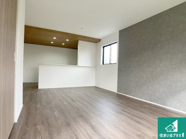 加古川市西神吉町岸　新築一戸建ての居間・リビング|子供を見守りながらお料理が出来るため家族のコミュニケーションか増えます♪スペースが広く確保されている為お子様が大きくなったときは一緒に料理を楽しめます♪