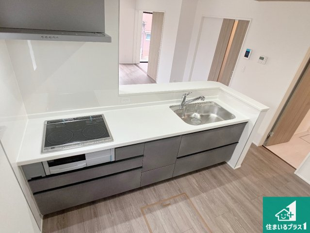 加古川市西神吉町岸　新築一戸建てのキッチン|明るいリビングで朝の目覚めもスッキリできそう！対面キッチンでご家族のコミュニケーションも自然と増える設計！小さなお子様が遊ぶスペースを作っても広々とくつろげるLDK！