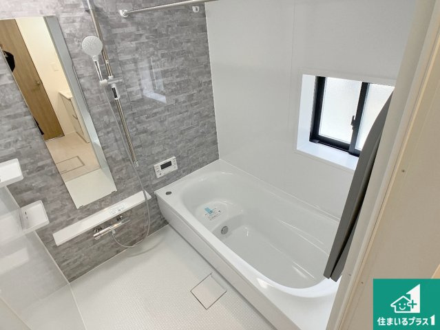 加古川市西神吉町岸　新築一戸建ての浴室|足をゆったり伸ばして寛げる浴槽です。窓が設けられていますので差し込む光が明るく穏やかな雰囲気にしてくれます♪浴室乾燥機も設置しているので、雨の日の洗濯物も安心です♪