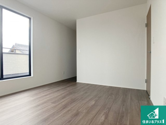 加古川市西神吉町岸　新築一戸建ての洋室|寝室は心地よい眠りについてもらいたくて、シンプルかつ開放的な空間な設計にしています！大きな窓から差し込む日が心地いいです♪